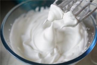 一边加一边打至蛋白倒扣不流。