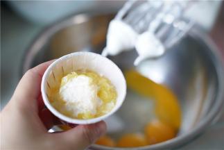 蛋清糊打好后，再将色拉油，牛奶，白糖，芒果泥加至在蛋黄里面。