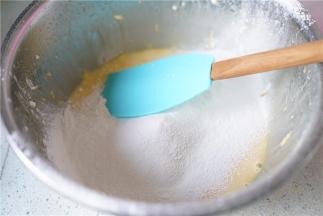 再将低粉拌至在蛋黄糊里。