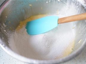 再将低粉拌至在蛋黄糊里。