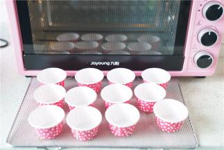 这个时候就可以预热烤箱及备好模具了。