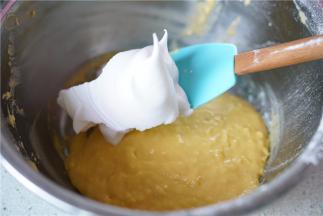 将打好的蛋清糊分次加至在蛋黄糊里。