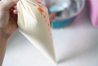 再将拌好的蛋糕糊入裱花袋。