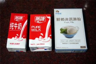 准备食材，纯牛奶，鲜奶冰淇淋粉，其中纯牛奶需提前冷藏备用。