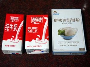 准备食材，纯牛奶，鲜奶冰淇淋粉，其中纯牛奶需提前冷藏备用。