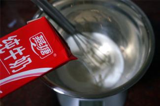 将冷藏过的纯牛奶加入到冰淇淋粉中。