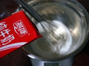 将冷藏过的纯牛奶加入到冰淇淋粉中。