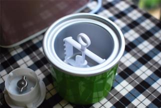 冰淇淋桶提前在零下18度的冷冻室冷冻20个小时，使用前先装上搅拌叶片，然后组装到面包机里。