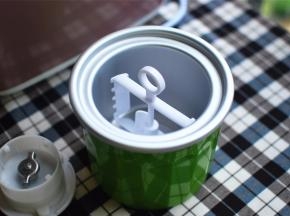 冰淇淋桶提前在零下18度的冷冻室冷冻20个小时，使用前先装上搅拌叶片，然后组装到面包机里。