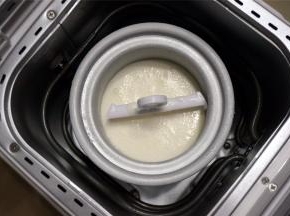 将搅拌均匀的冰淇淋液倒进冰淇淋桶里。