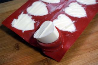 冰淇淋变硬后，脱模。