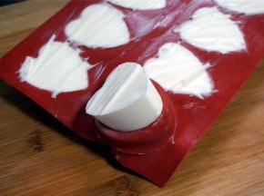 冰淇淋变硬后，脱模。