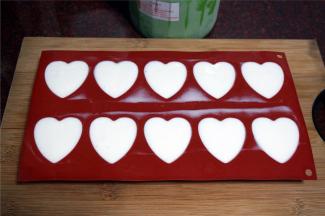 为了配合造型，我将冰淇淋填入心形模具中，盖上保鲜膜，放入冷冻室继续冷冻4个小时。