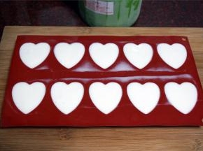 为了配合造型，我将冰淇淋填入心形模具中，盖上保鲜膜，放入冷冻室继续冷冻4个小时。