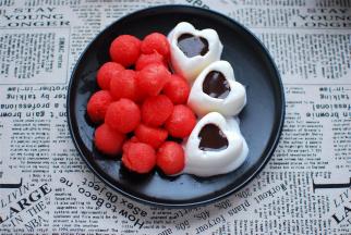 在心形的凹位注入巧克力酱，然后配上西瓜粒，美味的鲜果奶雪就完成啦。