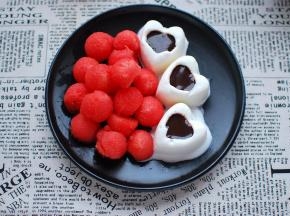 在心形的凹位注入巧克力酱，然后配上西瓜粒，美味的鲜果奶雪就完成啦。