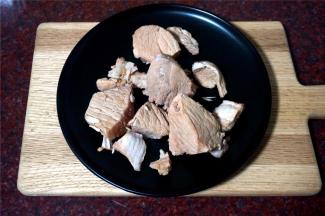 瘦肉灼煮至熟，沥干水备用。