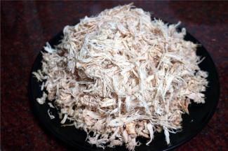 带上手套，把肉撕开，尽量撕开，要有耐性。