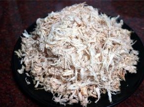 带上手套，把肉撕开，尽量撕开，要有耐性。