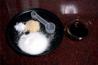 调味：酱油，橄榄油，细砂糖，盐，鸡精，五香粉。