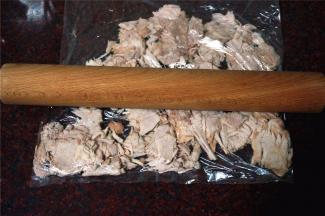 装入保鲜袋，用擀面杖擀开，尽量压薄。