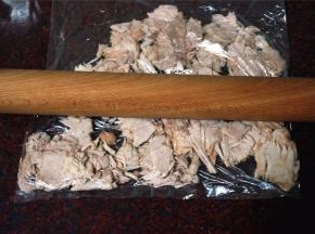 装入保鲜袋，用擀面杖擀开，尽量压薄。