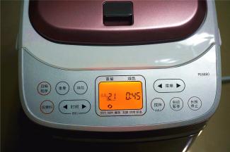 启动面包机的肉松程序，启动，时间45分钟。