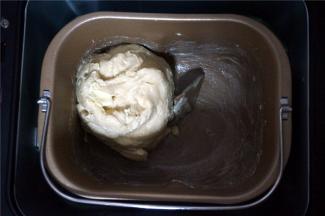 在第一个和面程序结束后加入黄油块，然后继续机器运作。