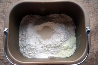 将食材按照先液体后固体的顺序放入面包机。