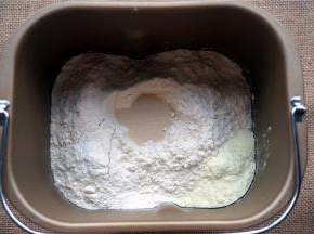 将食材按照先液体后固体的顺序放入面包机。