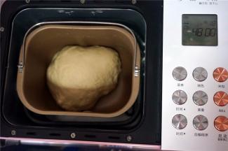 面团揉好后，选择米酒程序，低温发酵1小时。