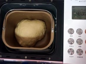 面团揉好后，选择米酒程序，低温发酵1小时。