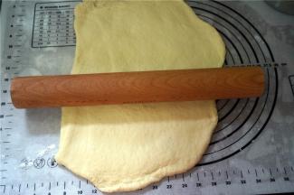 用杆子杆开面团，排气。