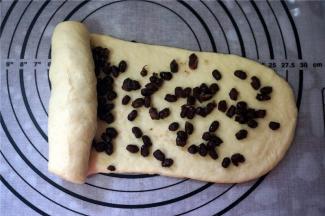 在展开的面片上放上蜜红豆。