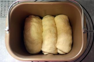 然后紧紧的卷起来，重复上述动作至卷完全部面团，选择酸奶程序进行2次发酵。