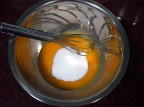 170度上下火预热烤箱。把3个蛋黄打散，加入35克细砂糖，用手动打蛋器搅打至发白起泡。