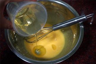 依次加入40ml玉米油，50ml牛奶，1/4小勺香草精，搅拌均匀。