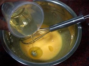 依次加入40ml玉米油，50ml牛奶，1/4小勺香草精，搅拌均匀。