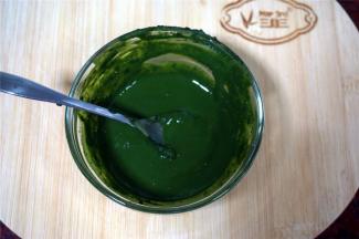 用20克热开水将抹茶粉溶解。