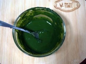 用20克热开水将抹茶粉溶解。