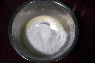 筛入80克低筋粉，充分搅拌至顺滑无颗粒。