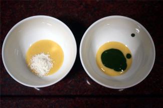 一个小碗里装入2小勺蛋黄糊，加入1/2小勺的低筋粉，另一个小碗里装入1小勺蛋黄糊，加入1小勺溶解了的抹茶。