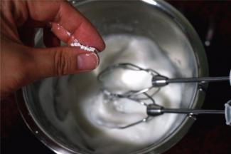 将一个蛋白打发至气泡后加入1小撮玉米淀粉。