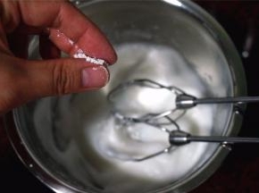 将一个蛋白打发至气泡后加入1小撮玉米淀粉。