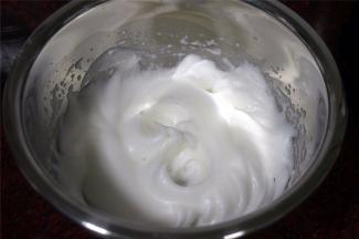 打发至出现尖角的状态。