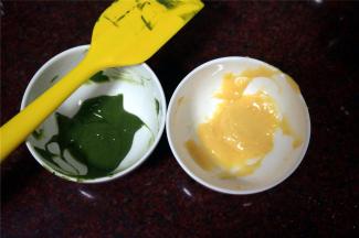 分别拌成黄色面糊和深绿色面糊。