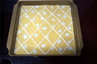 烤盘放入硅胶垫，然后在硅胶垫上用黄色蛋糕糊画出菱形网格。