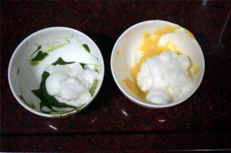 将打发了的1个蛋白分成三份，往黄色面糊里加入其中一份，另外往绿色面糊里加入3大勺蛋白霜，并分别切拌均匀，剩下的蛋白霜留着备用。