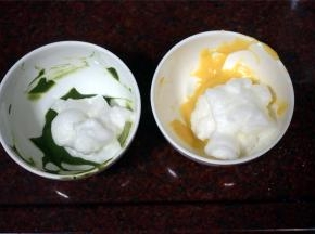 将打发了的1个蛋白分成三份，往黄色面糊里加入其中一份，另外往绿色面糊里加入3大勺蛋白霜，并分别切拌均匀，剩下的蛋白霜留着备用。