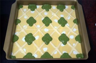 用深绿色面糊在交叉点描绘出菱形图案，再放入烤箱烘烤2分钟取出。